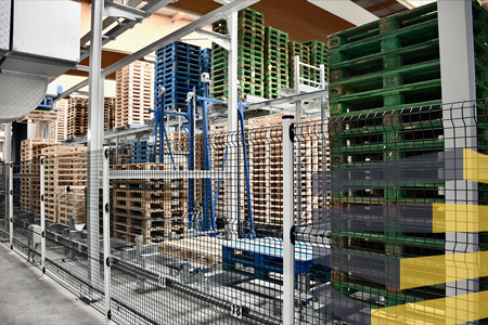 Unsed pallets in a storage facility to illustrate article on the cleaning of industrial warehouses in Mexico. By Arno Senoner on Unsplash.