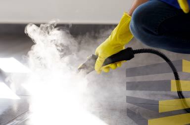 Uma foto de estoque de limpeza a vapor para acompanhar o artigo da Serviap Logistics sobre produtos de limpeza industrial. Fonte: freepik httpswww.freepik.comfree-photoside-view-people-cleaning-building_43700576.htm